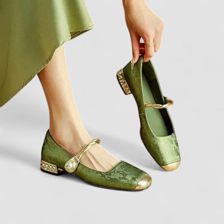 Women's orthopedic Mary Jane shoes with low block heel, blending comfort and vintage style.