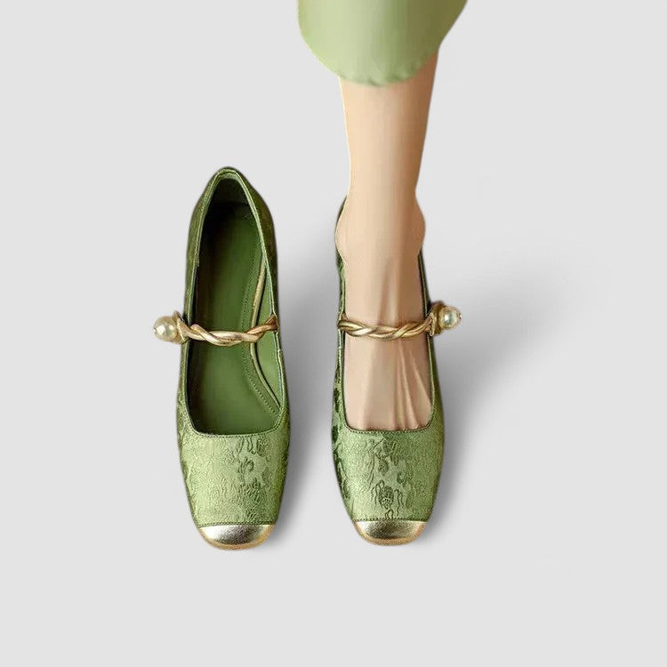 Dressy women's orthopedic Mary Jane shoes, ideal for work or special occasions, with a practical low block heel.