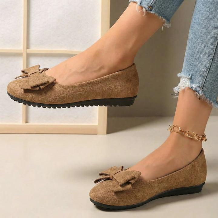 Classic women's ballet flats, wide fit and orthopedic for enhanced comfort.