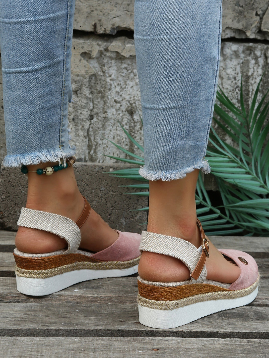 Comfortable women's orthopedic walking sandals, cushioned with arch support, ideal for everyday summer wear.