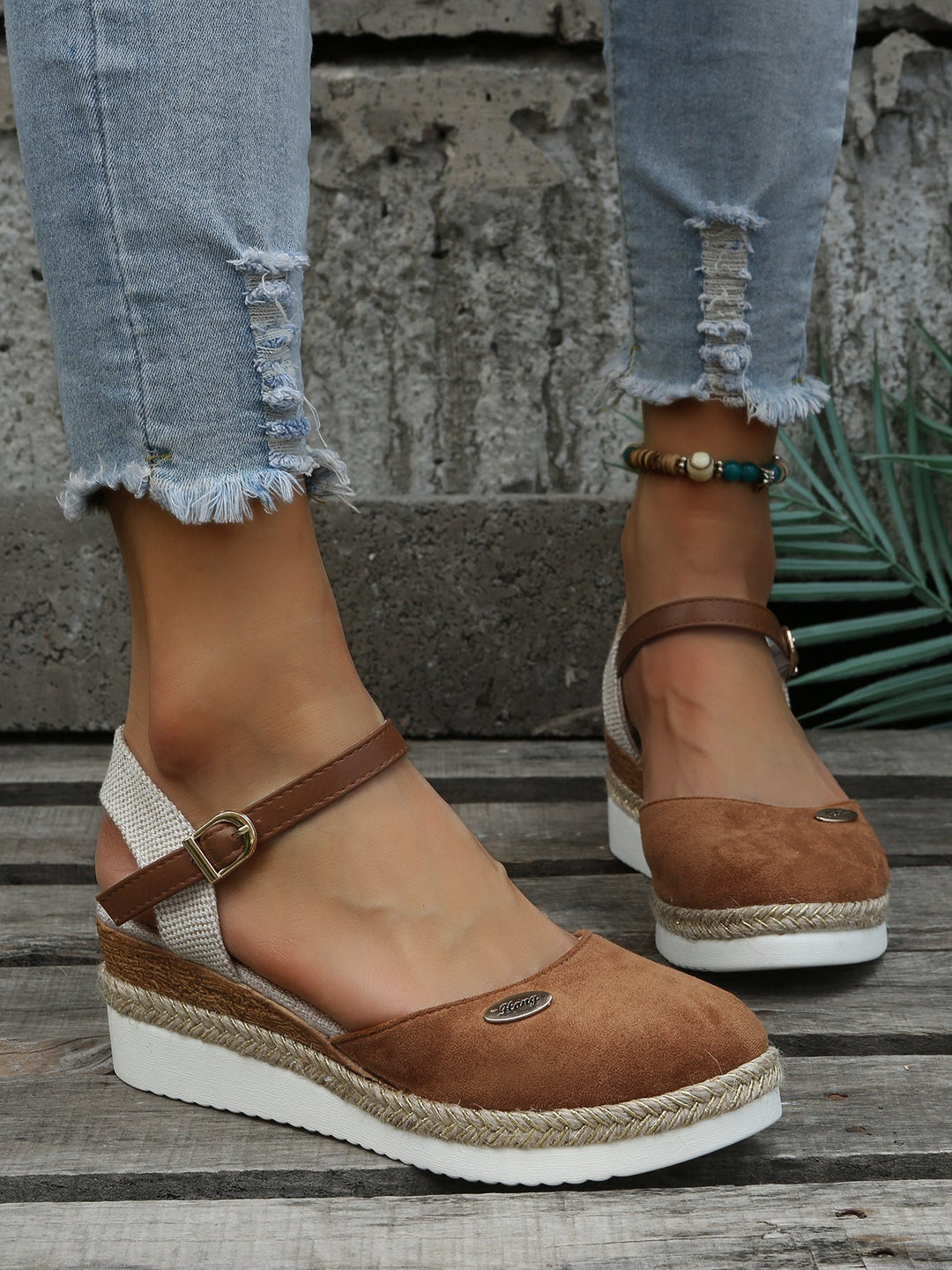 Woven women's casual sandals with orthopedic features, cushioning, and arch support for comfortable everyday wear.