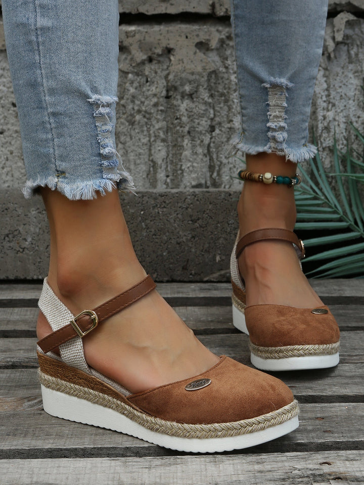 Woven women's casual sandals with orthopedic features, cushioning, and arch support for comfortable everyday wear.