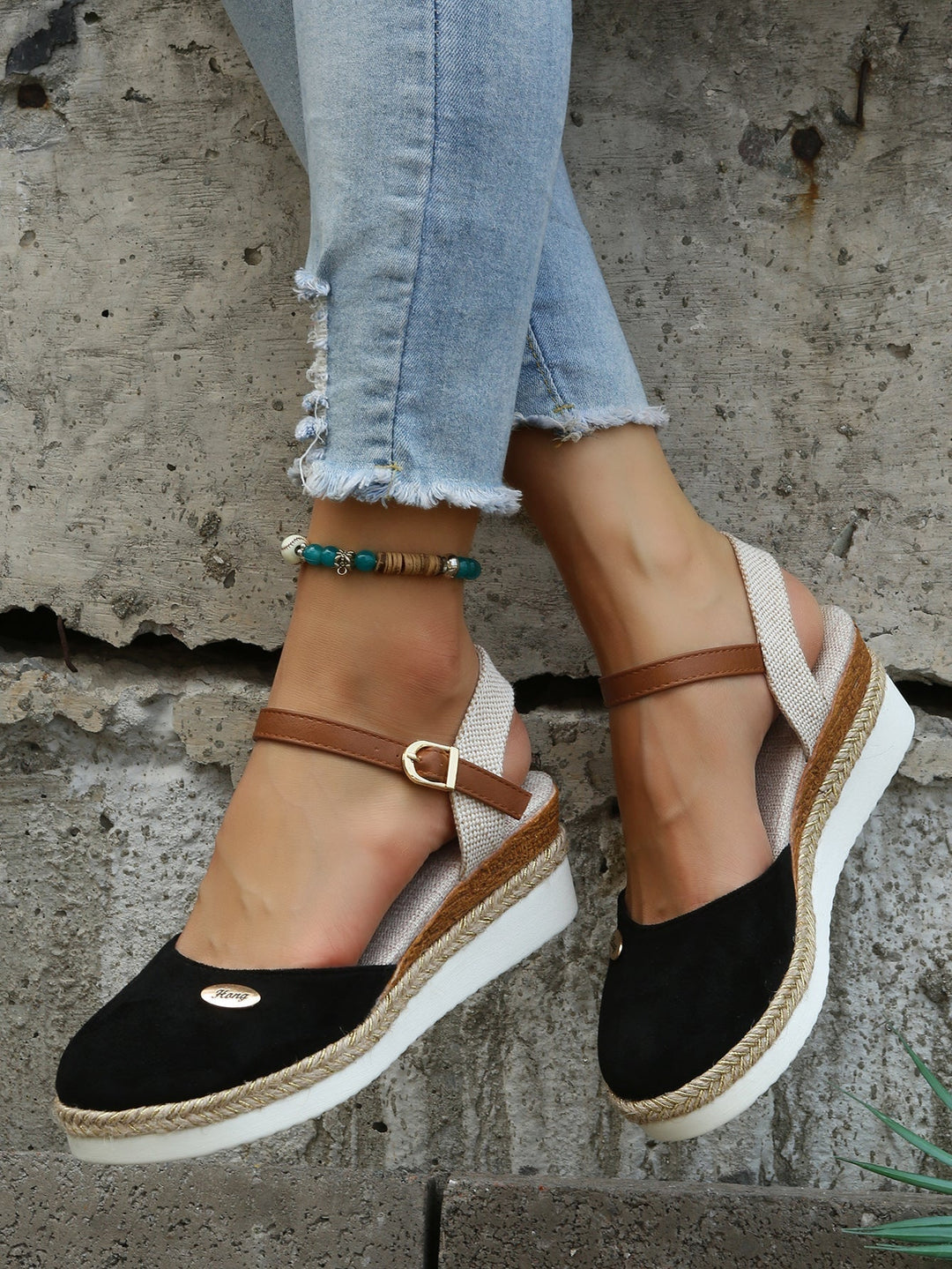 Slip-on women's orthopedic sandals, open-toe woven design, offering cushioned comfort & arch support for summer.