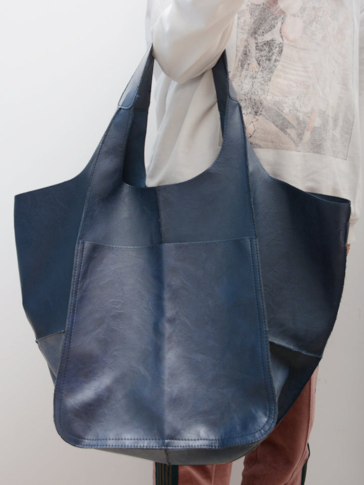 Classic brown oversized shoulder bag for women. A durable, large everyday tote, perfect fashion accessory.