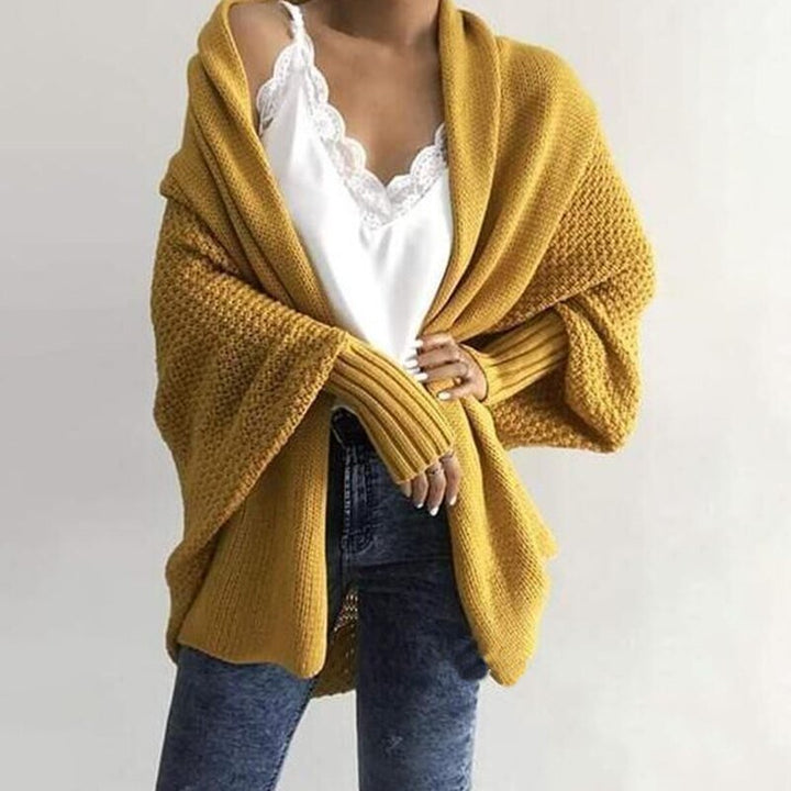Fashionable women's oversized cardigan, great for cozy warmth and chic layering.