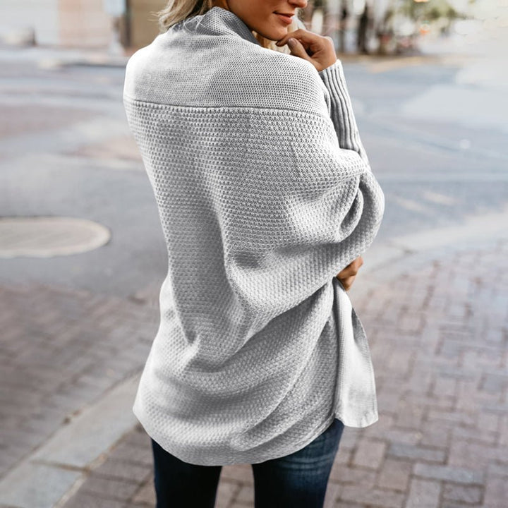 Chic oversized women's cardigan, an essential for cozy fall fashion and stylish comfort.