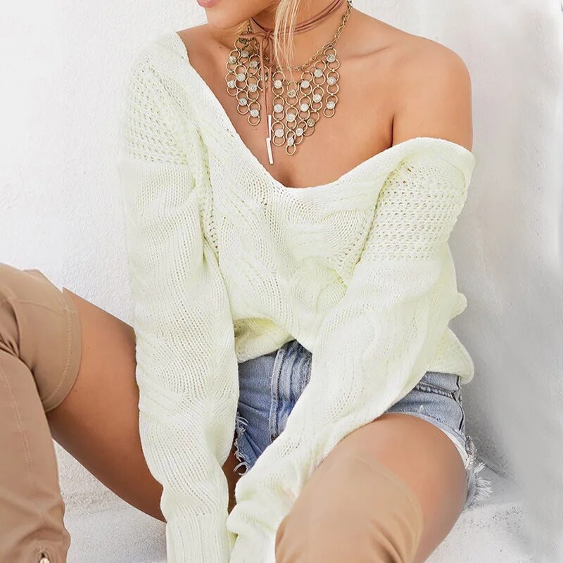 Stylish women's oversized knit sweater, versatile for casual fall & winter outfits. Long sleeve, round neck.