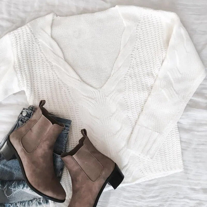 Cozy women's oversized knit sweater for comfortable everyday wear. Long sleeve, versatile fall fashion.