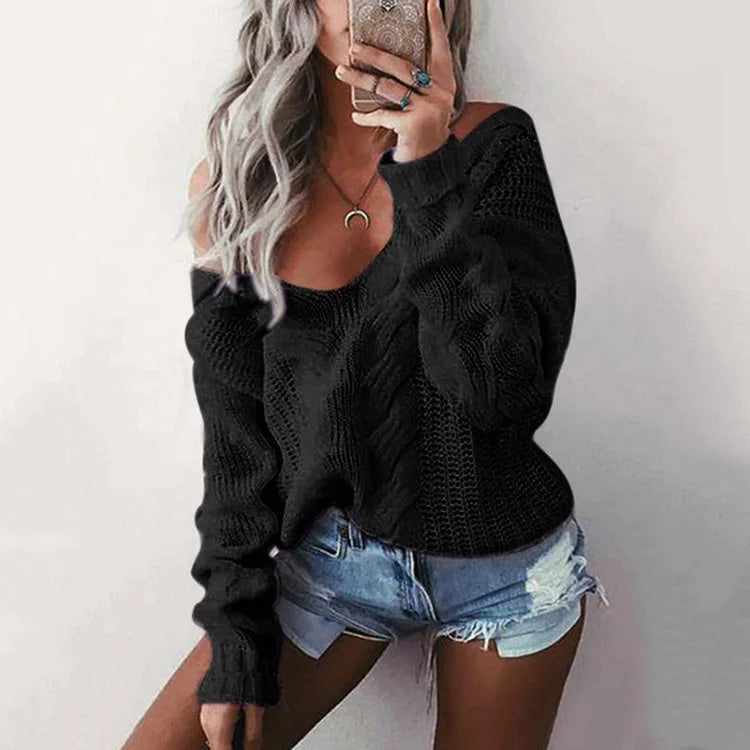 Versatile women's oversized knit sweater, ideal for fall & winter layering. Long sleeve, round neck.