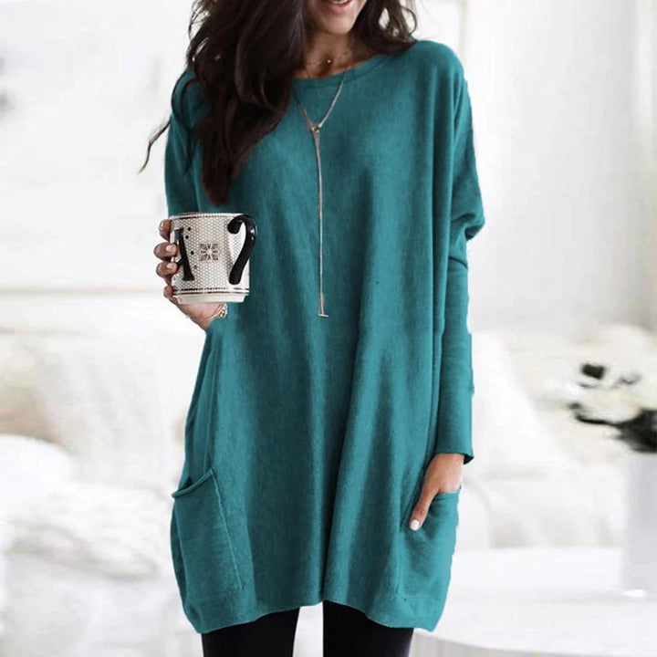 Casual women's tunic, oversized fit, long sleeves, and handy pockets for daily wear, versatile.