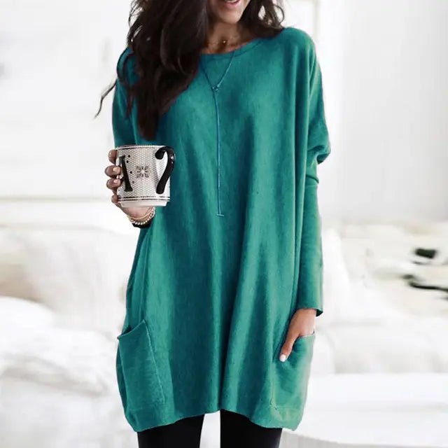 Oversized women's tunic for everyday fashion, features long sleeves & convenient pockets, fall style.