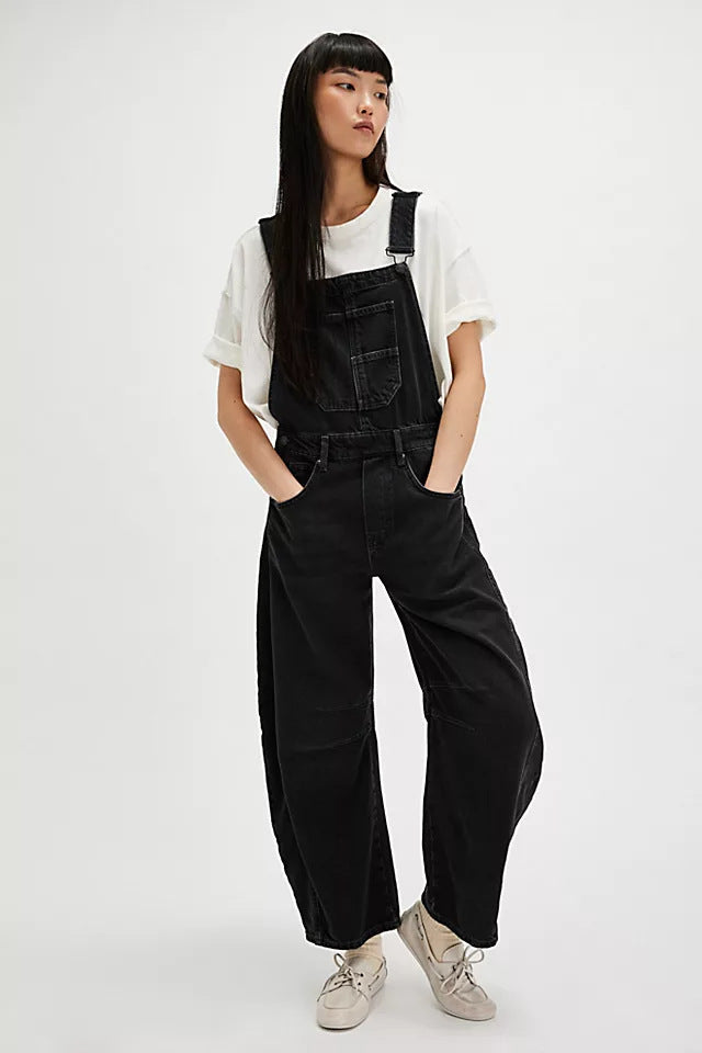 Stylish women's oversized overalls, a comfortable jumpsuit with ample functional pockets for a relaxed, modern look.