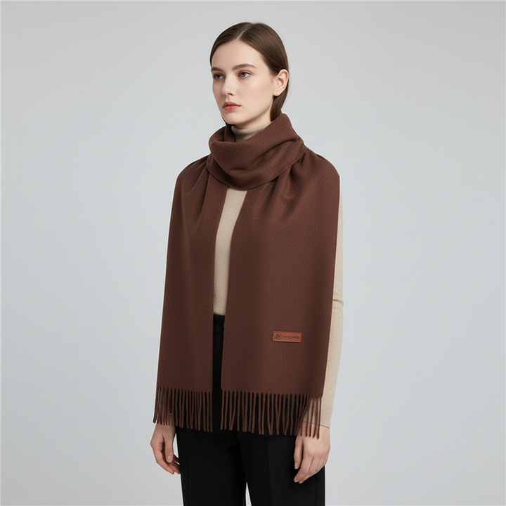 Fashionable oversized women's scarf, designed for warmth in winter, with soft fabric and chic fringe.