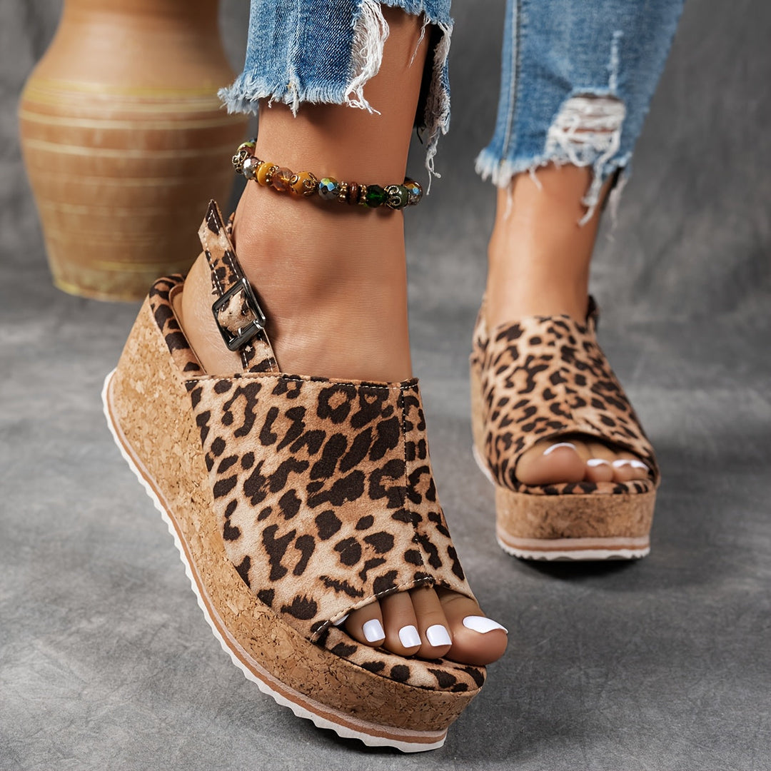 Versatile women's adjustable platform sandals, great for comfortable summer outfits and elevated casual style.