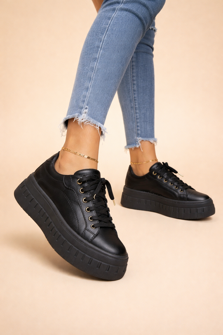 Trendy women's lace-up platform sneakers, perfect for casual fashion and everyday versatile style.