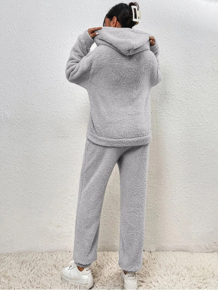 Warm women's loungewear set with plush fabric. Cozy hoodie & pants, ideal for ultimate comfort and relaxation.