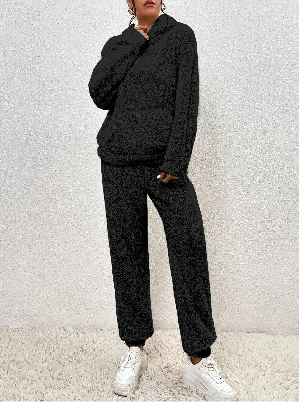 Stylish women's loungewear set: plush hoodie & drawstring pants. Ultimate comfort matching two-piece outfit.