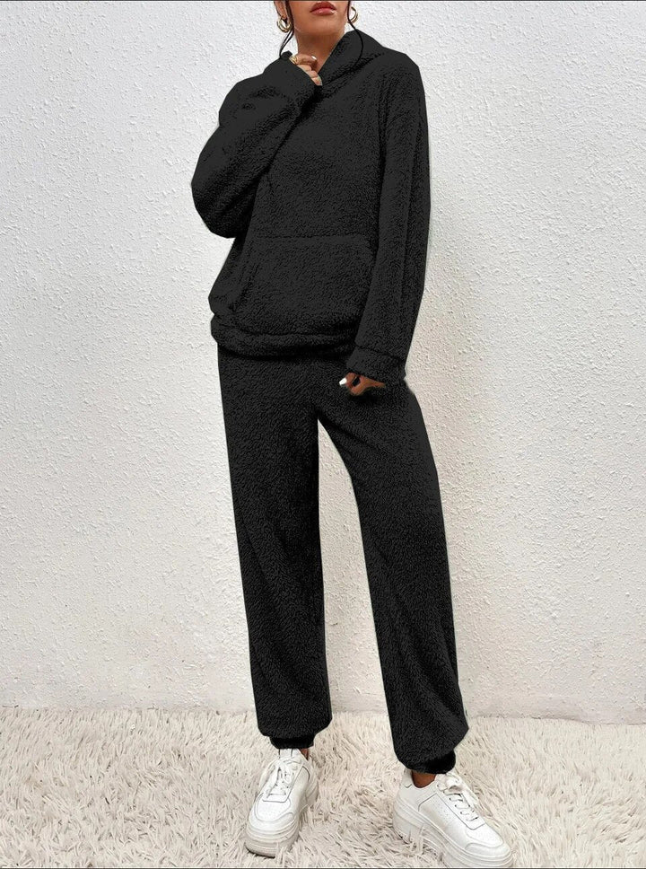Stylish women's loungewear set: plush hoodie & drawstring pants. Ultimate comfort matching two-piece outfit.