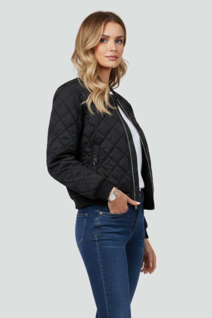Effortless women's quilted zip-up jacket. A versatile casual outerwear piece for fall and everyday comfort.