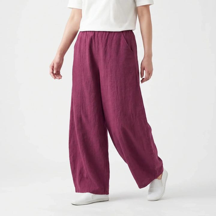 Loose fit women's barrel pants with an elastic waist, perfect for relaxed summer fashion and comfort.