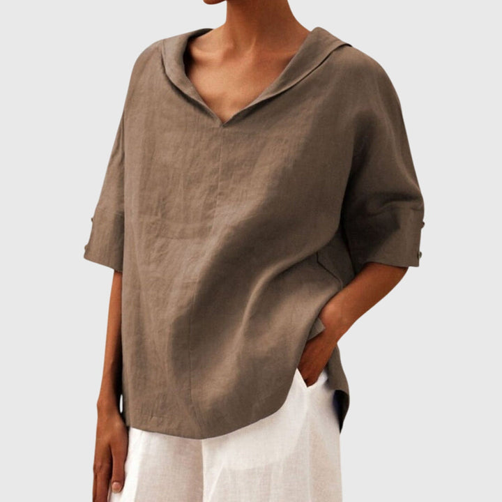 Chic women's relaxed fit blouse, perfect for versatile everyday wear. Offers both comfort & style.