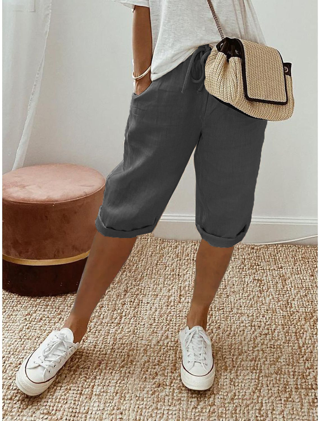 Versatile women's capri trousers, relaxed fit, elastic waist, lightweight, perfect for summer.