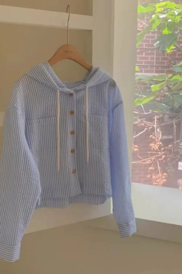 Casual women's hooded blouse, loose fit for everyday comfort. Ideal long sleeve summer top.