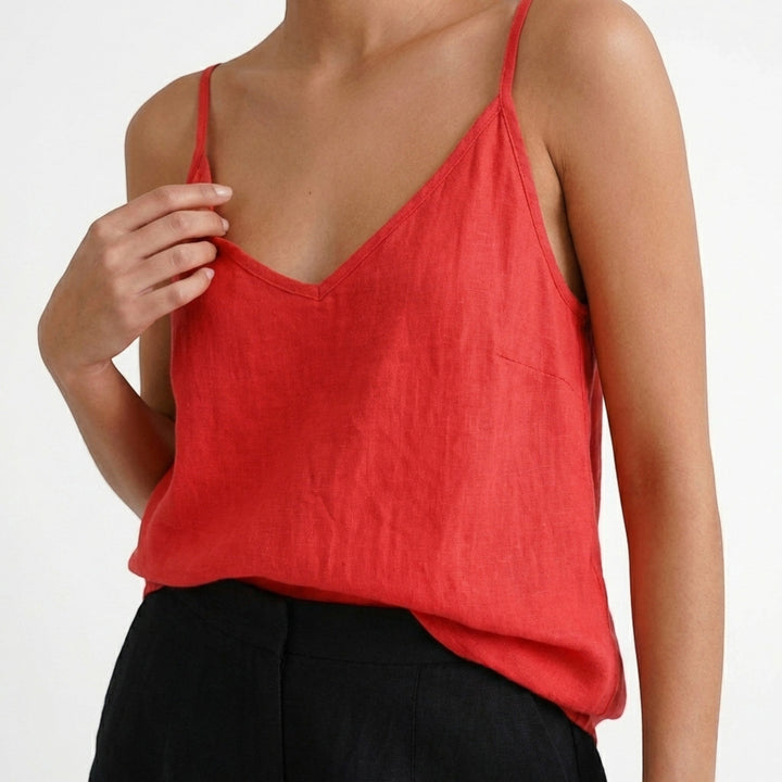 Comfortable women's sleeveless tank top, relaxed fit for versatile summer outfitting.