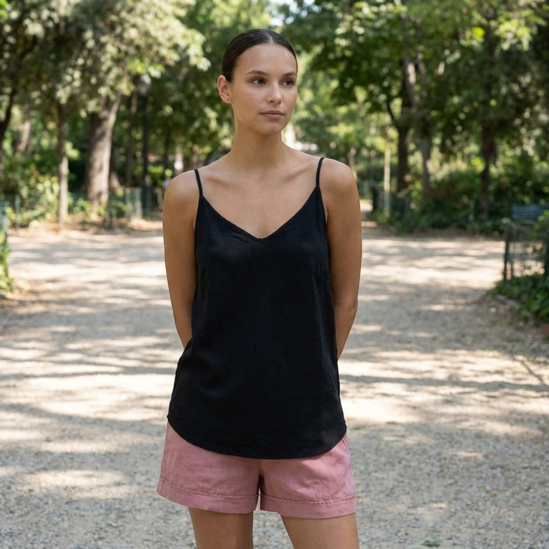 Casual women's tank top with a relaxed fit, a versatile summer essential.