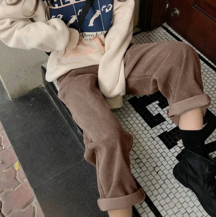 Women's comfortable relaxed fit trousers, a versatile and chic bottom for any occasion.