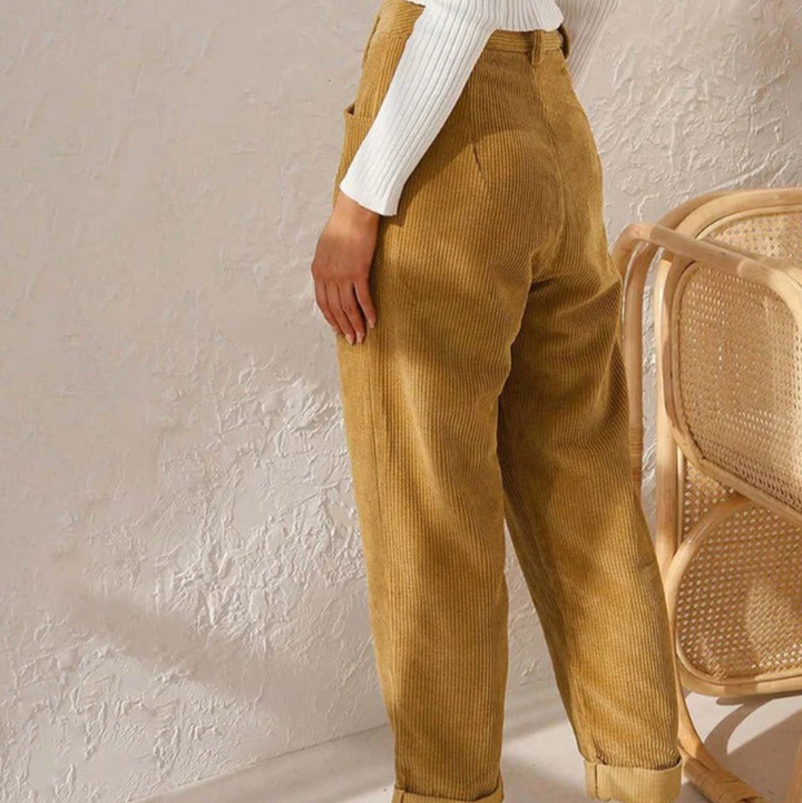 Modern full-length women's pants, relaxed fit for stylish and comfortable daily fashion.