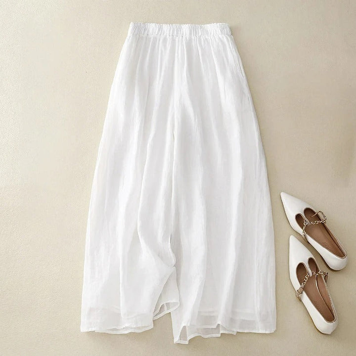 Relaxed fit women's trousers with a loose waistband, perfect for comfortable, everyday casual summer fashion.