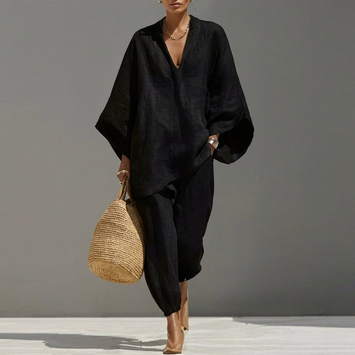Casual women's two-piece set featuring a comfortable tunic top and stylish tapered pants.