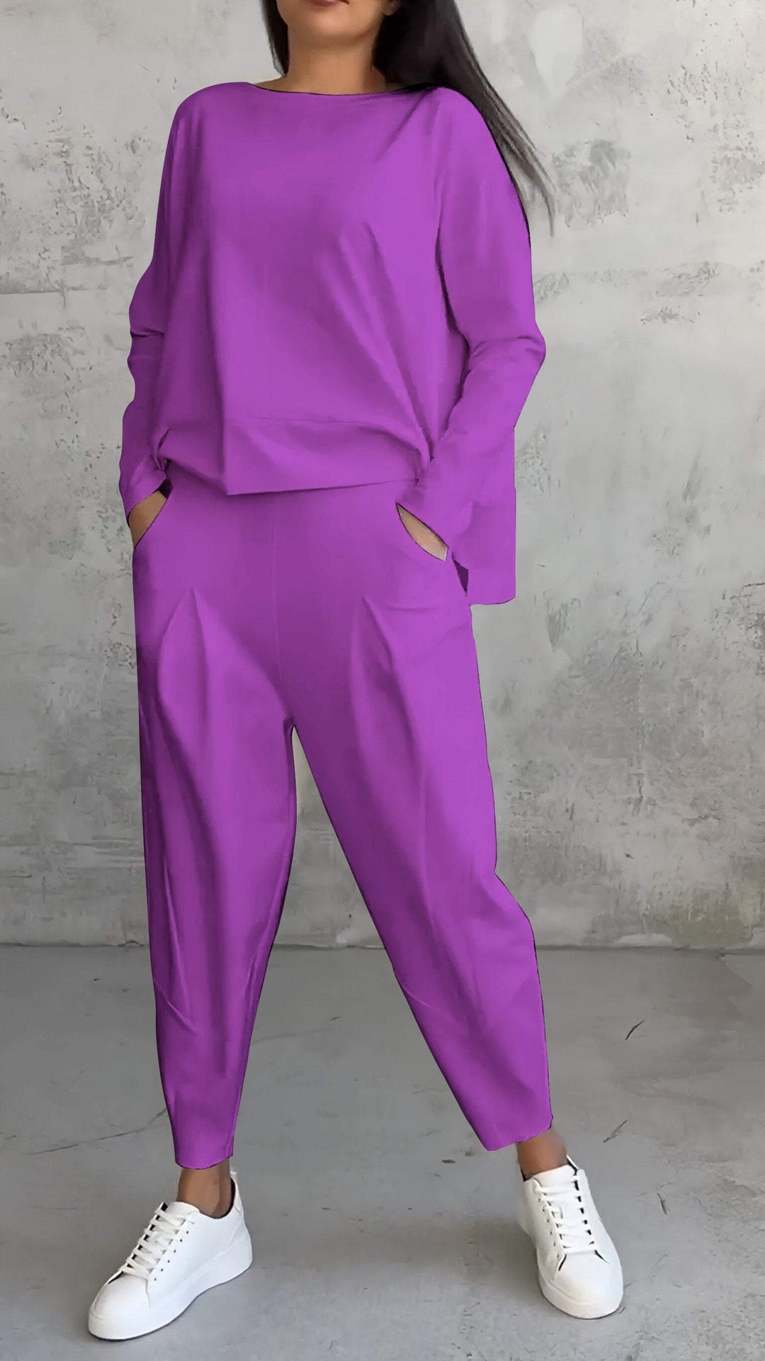Women's fashionable two-piece set, combining relaxed fit comfort with everyday style for any activity.