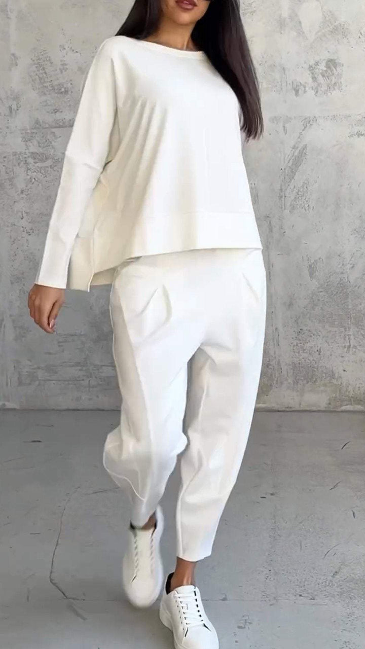Cozy women's two-piece leisure suit, perfect for home wear or a stylish travel outfit.