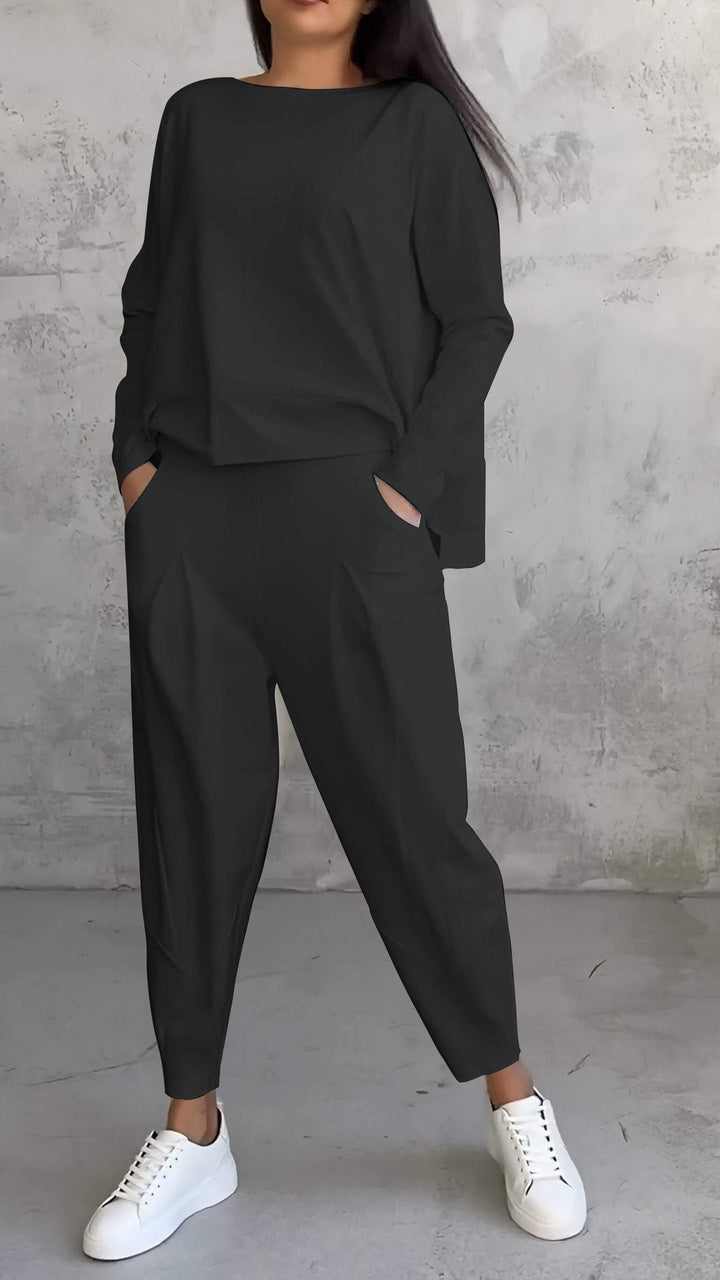 Women's comfortable two-piece set for relaxed home wear, featuring a chic and effortless design.