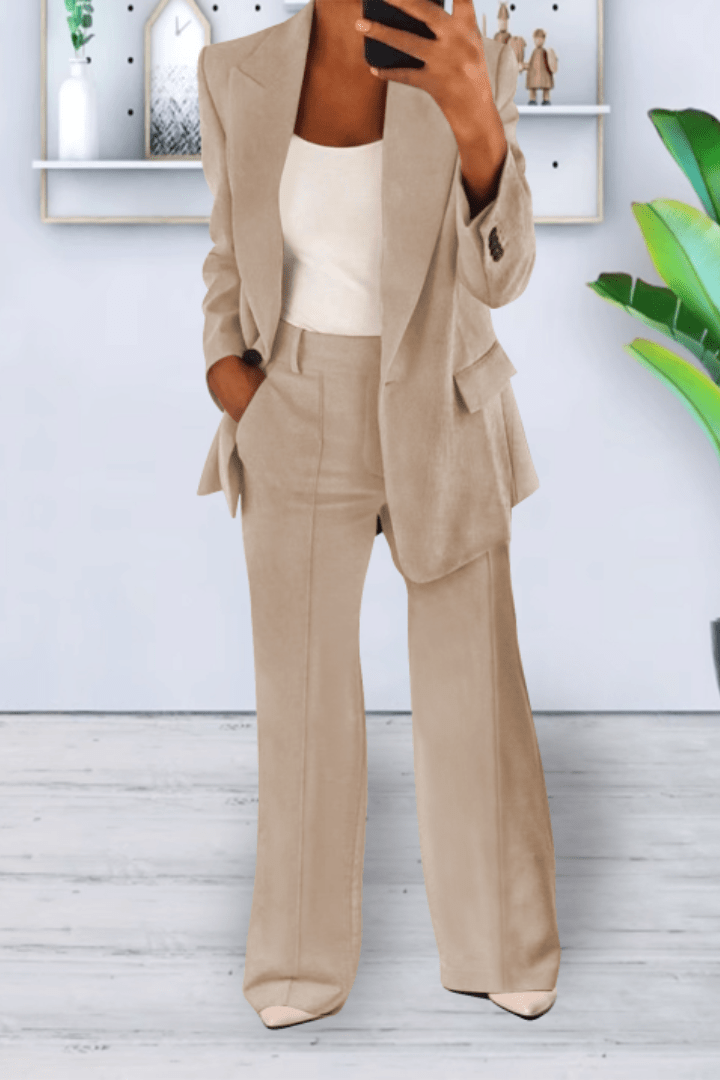 Breathable women's two-piece casual set. Comfortable and versatile loungewear, perfect for travel outfits.