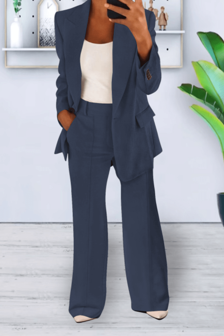 Relaxed fit women's two-piece suit set. Comfortable for everyday wear, ideal as a summer or spring casual outfit.