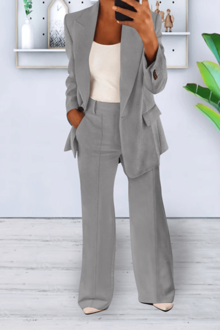 Fashionable women's two-piece set offering casual comfort. A versatile, relaxed loungewear outfit for spring/summer.