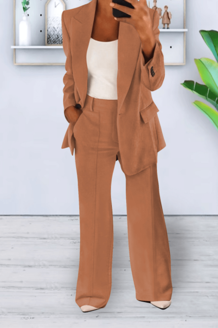 Coordinated women's casual two-piece set. Comfortable, relaxed fit for spring and summer loungewear fashion.