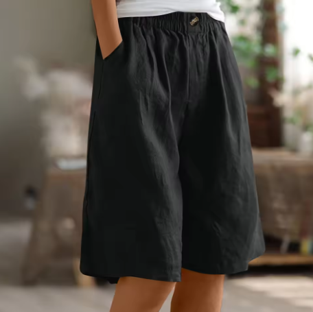 Chic women's relaxed high-waisted Bermuda shorts, ideal for casual and comfortable summer days.