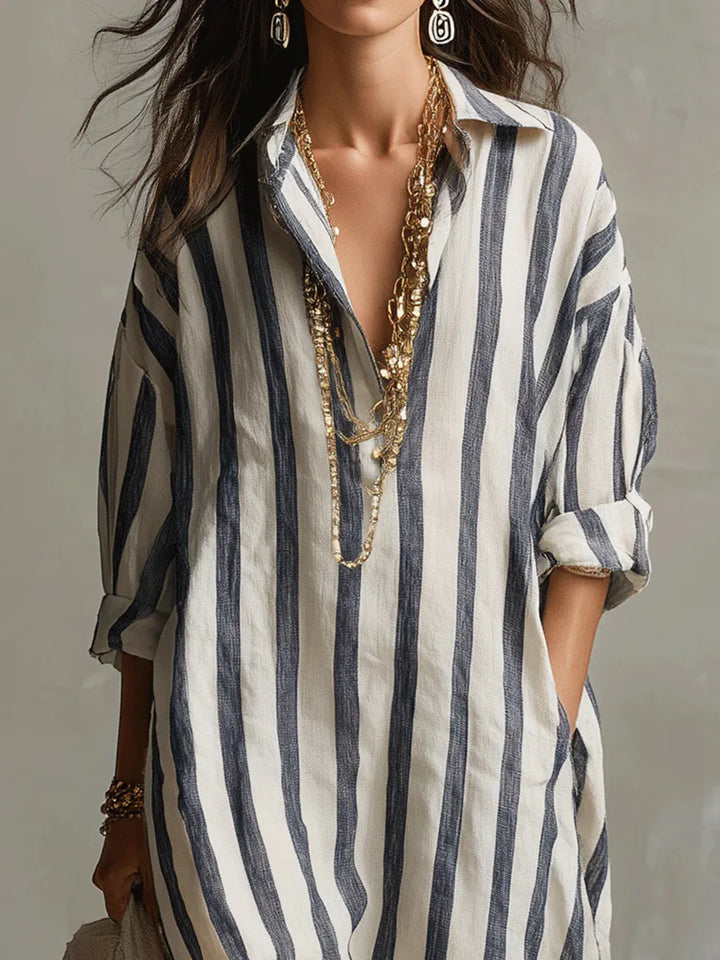 Casual women's V-neck striped shirt dress with side pockets & a relaxed fit. Ideal as a long summer dress.