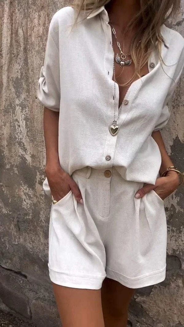 Women's relaxed summer shorts & top set in a comfy two-piece for effortless style, perfect for warm weather.