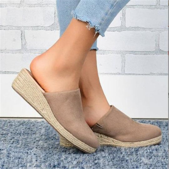 Retro chic women's platform sandals, ideal for effortless summer elegance.