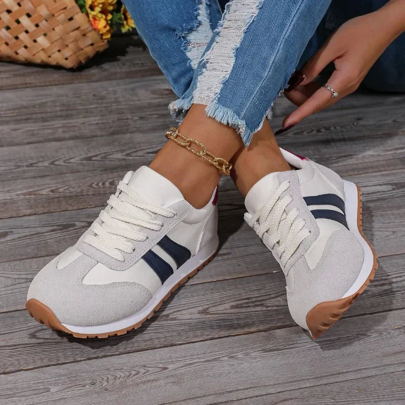 Vintage-inspired women's sneakers, featuring a vibrant colorblock design & classic lace-up closure for street style.