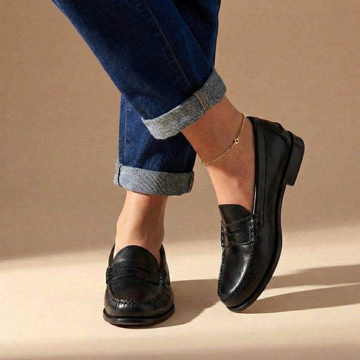 Chic women's retro flat loafers, offering comfortable everyday wear and a versatile slip-on design. Classic style.