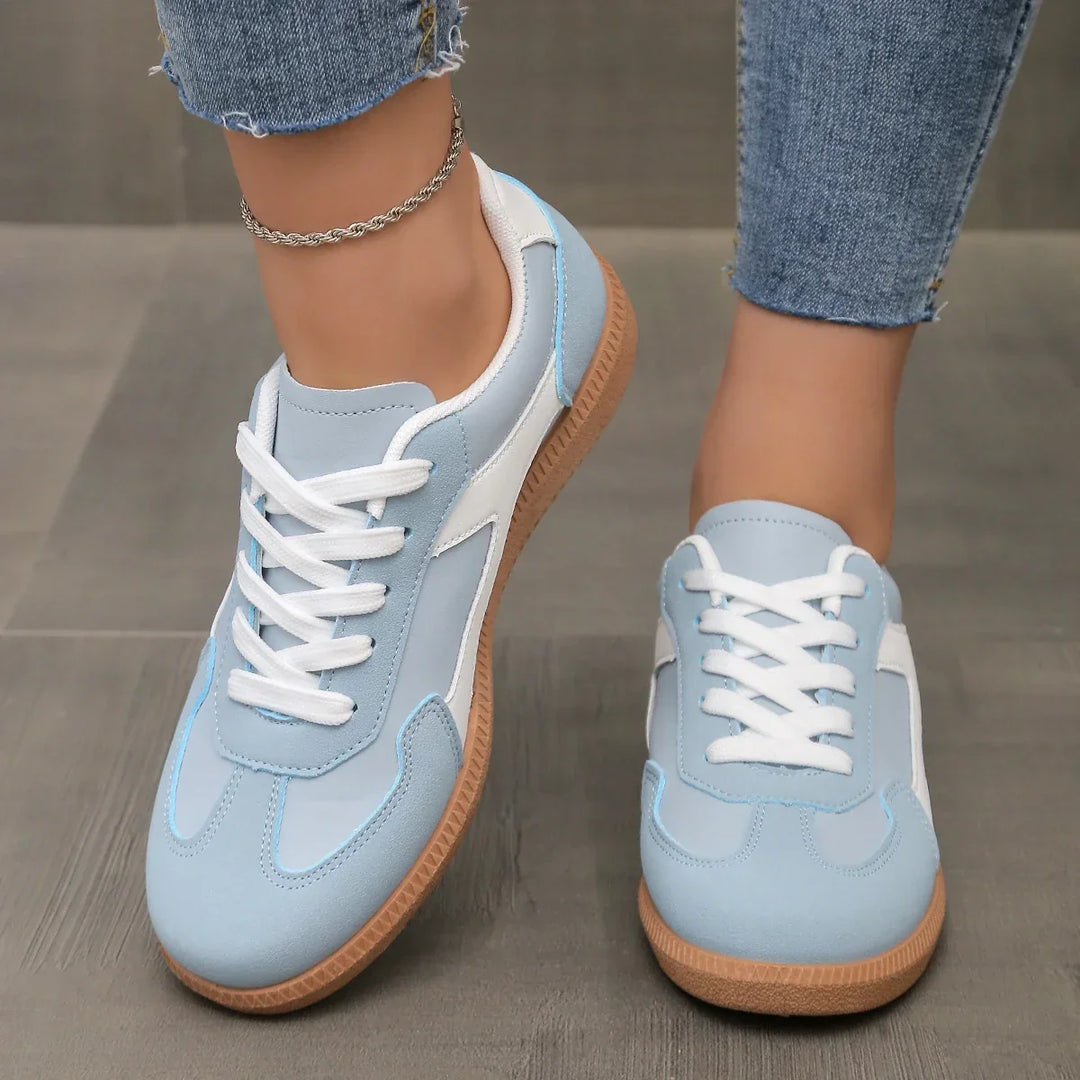 Retro low-top women's sneakers, ideal for casual outfits. Features cushioned support.