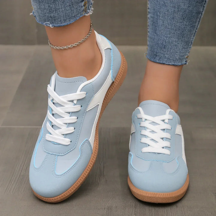 Retro low-top women's sneakers, ideal for casual outfits. Features cushioned support.
