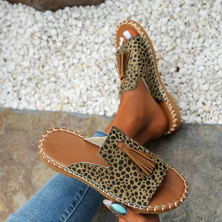 Smooth, comfortable women's flat sandals, vibrant everyday slip-on footwear for summer and casual wear.