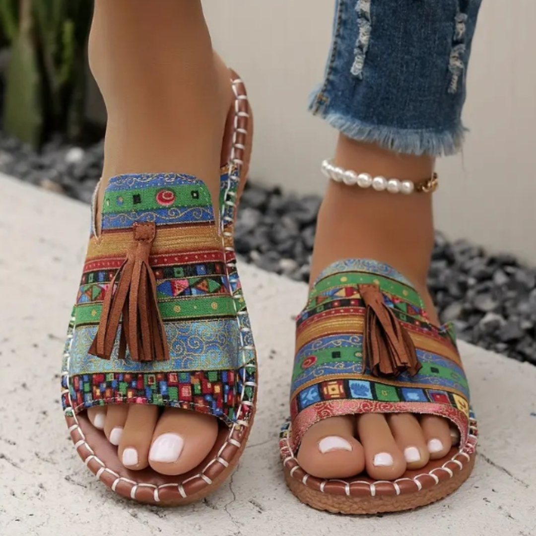 Comfortable sole detail of women's flat sandals, designed for everyday wear and summer activities.